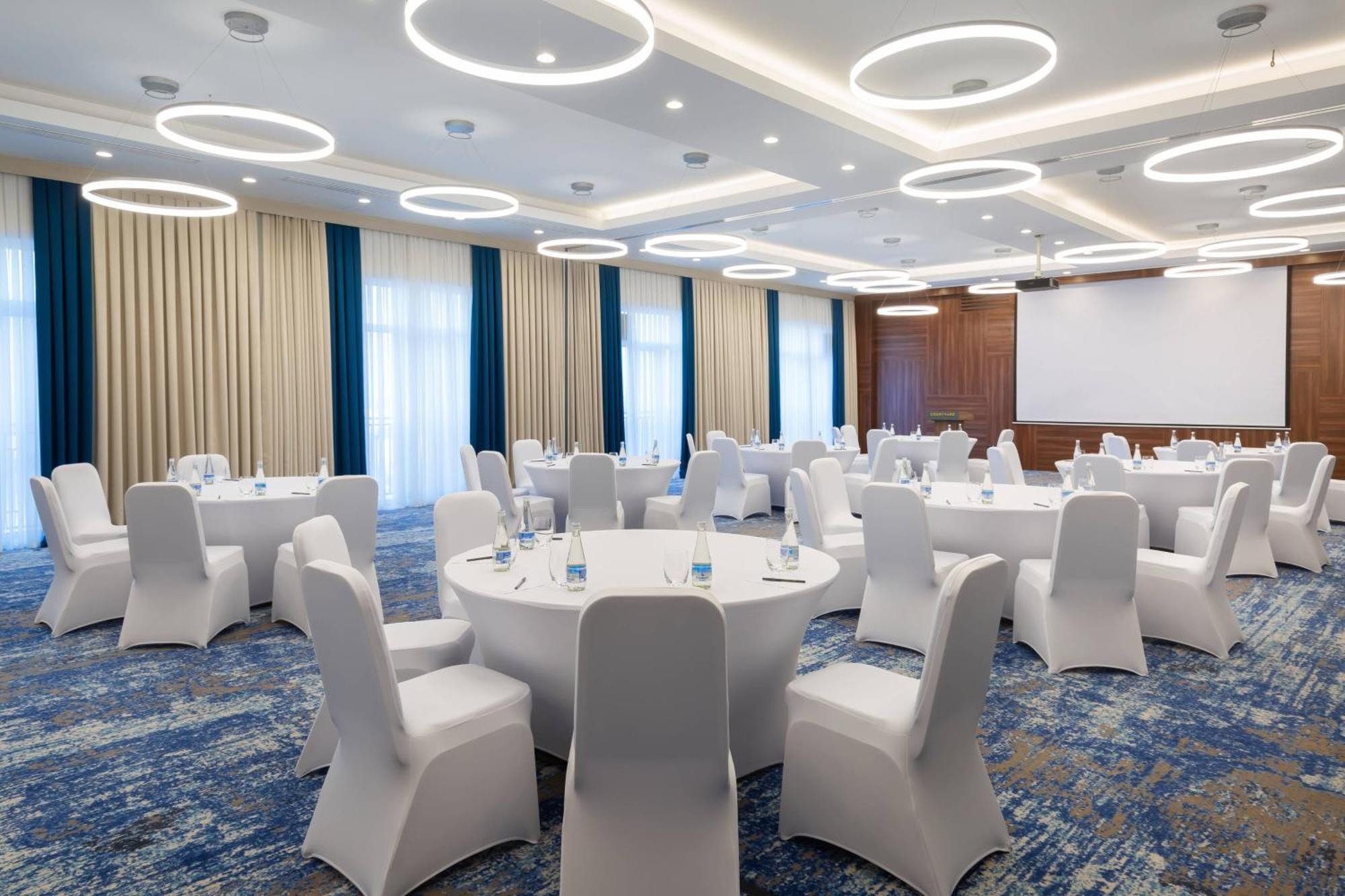 Courtyard By Marriott Tashkent Exterior foto